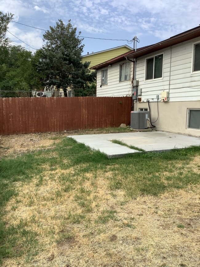 Building Photo - Spacious and bright 3-bedroom, 2-bathroom ...