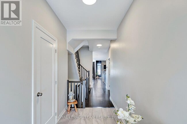 Building Photo - 258 Gossamer St