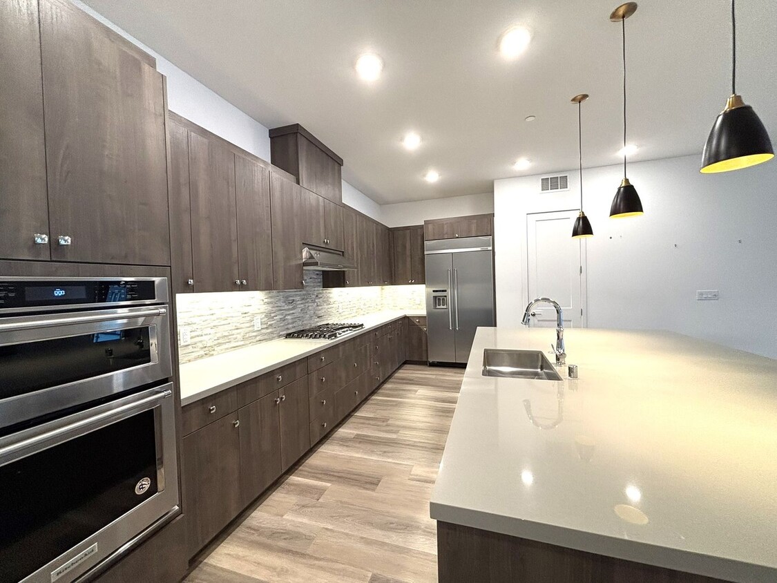 Primary Photo - Luxurious 2 Bed 2 Bath Condo in Fremont! R...