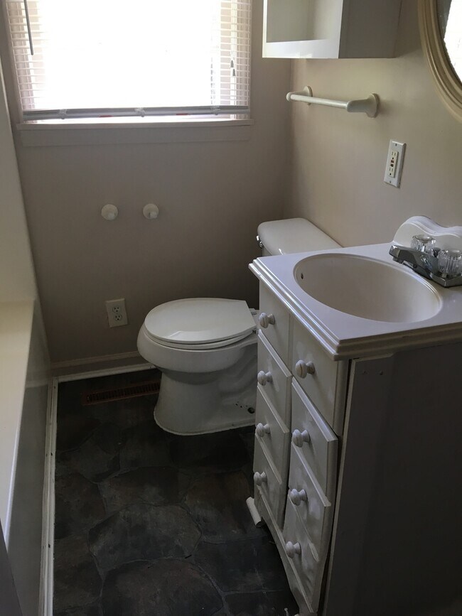 Building Photo - Two bedroom, 1 bath house in Burlington