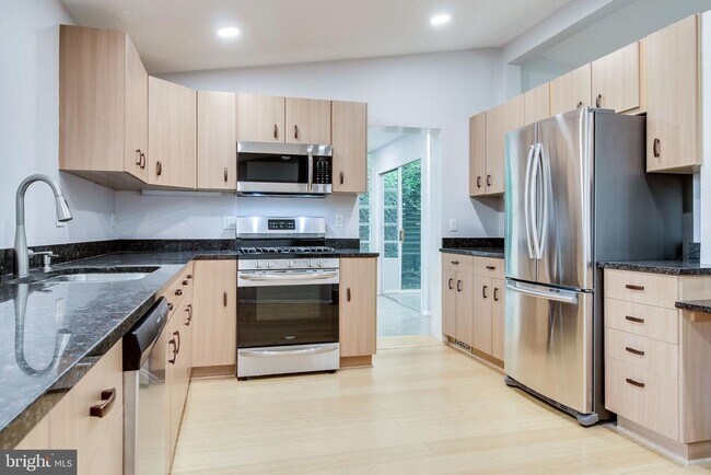 Foto del edificio - 6525 Byrnes Dr