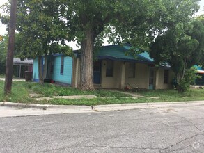 Building Photo - 816 E Navarro St