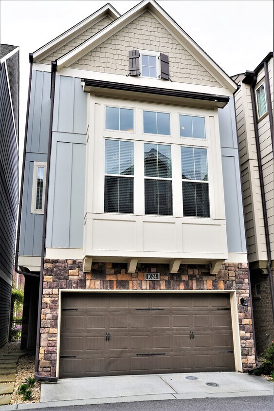 Building Photo - 1024 Moorewood Ln S E