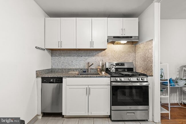 Foto del edificio - 7244 Donnell Pl