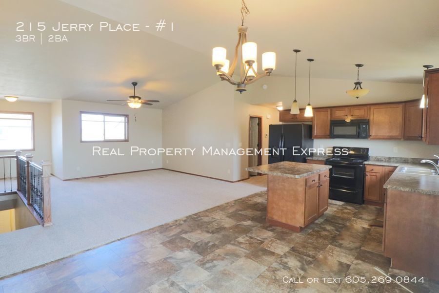 Primary Photo - Spacious Townhouse in Tea!