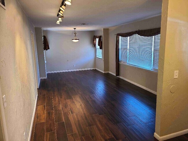 Foto del edificio - 2152 Huntleigh Dr