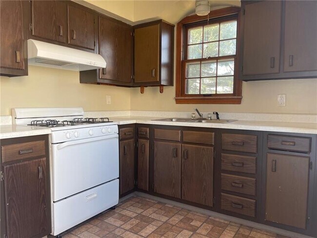 Building Photo - 637 3rd St