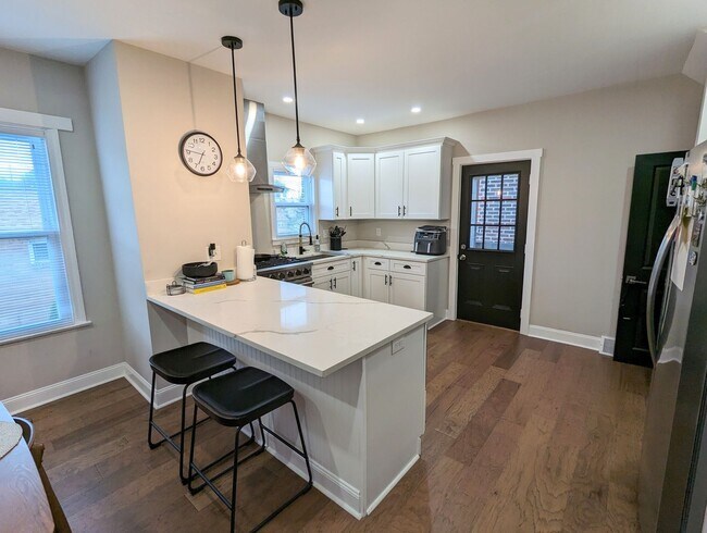 Building Photo - Beautifully Updated 3 Bedroom 1.5 Bathroom...