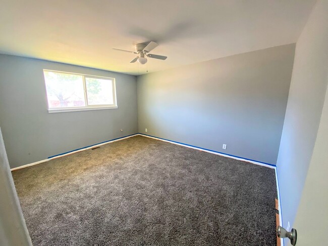Building Photo - Roy Duplex