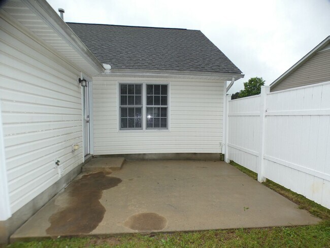 Building Photo - One Story 2 Bedroom 2 Bath Duplex