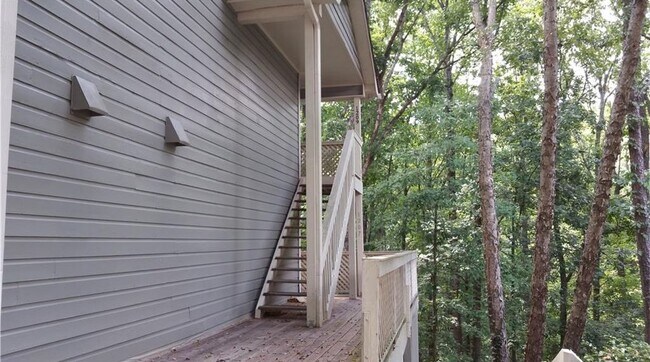 La entrada está debajo de las escaleras - 1207 Vicksburg Pl