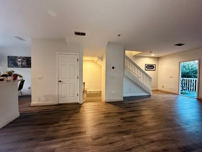 Sala de estar del segundo piso - 416 Blue Bayou Ln