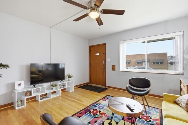 Foto del edificio - 4994 Fyler Ave