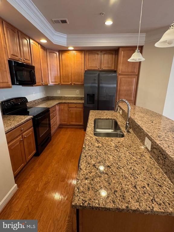 Building Photo - 9500 Hyde Pl