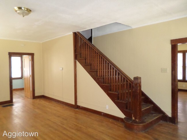 Building Photo - 825 Bluemont Ave