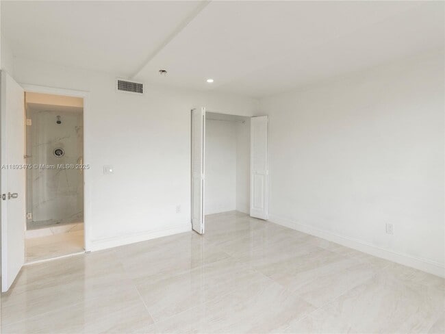 Foto del edificio - $2,150MONTHLY;3195 FOXCROFT RD #F211 MIRAM...