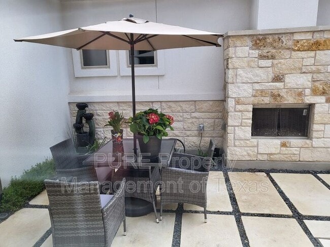 Building Photo - 715 Bottlebrush Dr