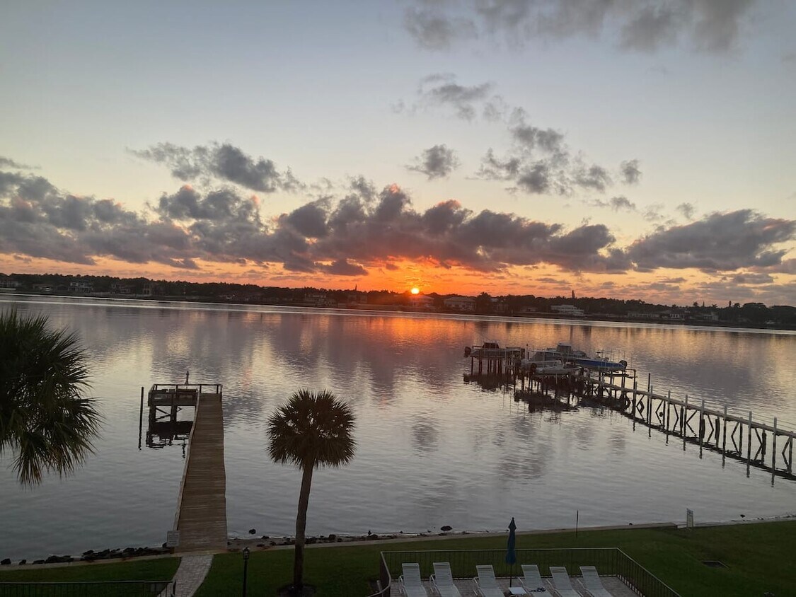Primary Photo - 1202 S Lake Dr