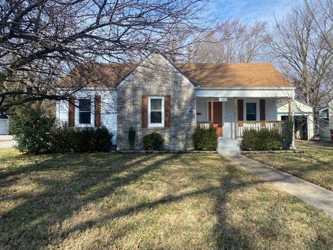 Building Photo - Adorable 2 Bedroom Early July!