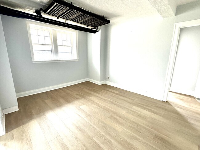 Photo du bâtiment - 36 Hanna St W