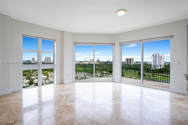 Foto del edificio - 20000 E Country Club Dr