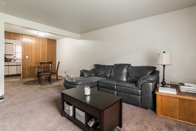 Building Photo - 826 W Hillcrest Dr