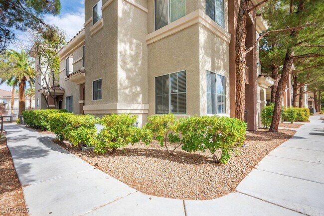 Foto del edificio - 9050 W Warm Springs Rd