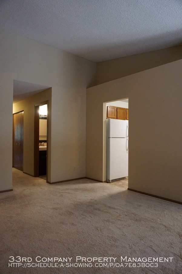 Building Photo - Eden Prairie Condo - Available NOW!