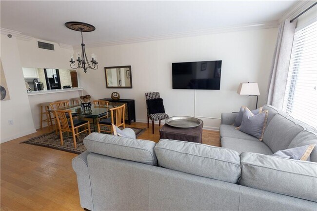 Foto del edificio - 3481 Lakeside Dr NE