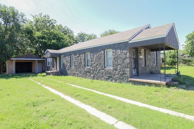 Building Photo - Stunning 3 Bed 2 Bath In Quiet Neighborhood
