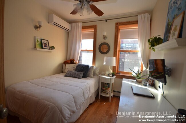 Building Photo - 137 Charles St