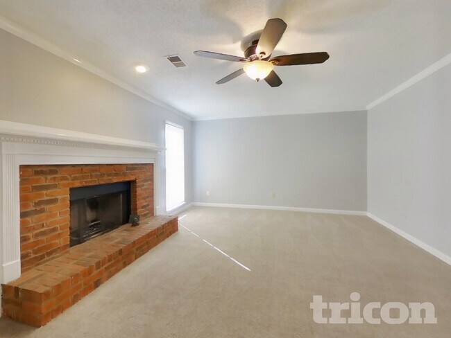 Foto del edificio - 4981 Brownwood Dr