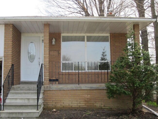 Building Photo - Spacious 4-Bed, 2-Bath Legal Apartment for...