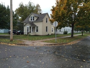 Building Photo - 424 6th Ave