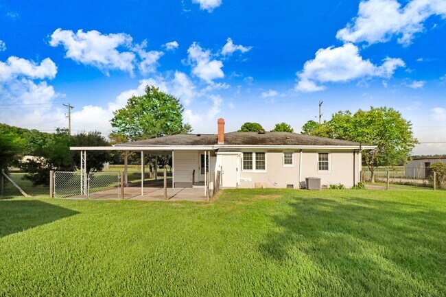 Foto del edificio - RENOVATED 2 BR, 1.5 BA W/ DETACHED GARAGE/ STORAGE - PIKEVILLE SCHOOLS