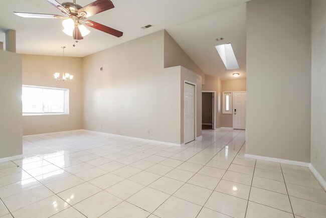 Foto del edificio - 8228 Honeysuckle Ln