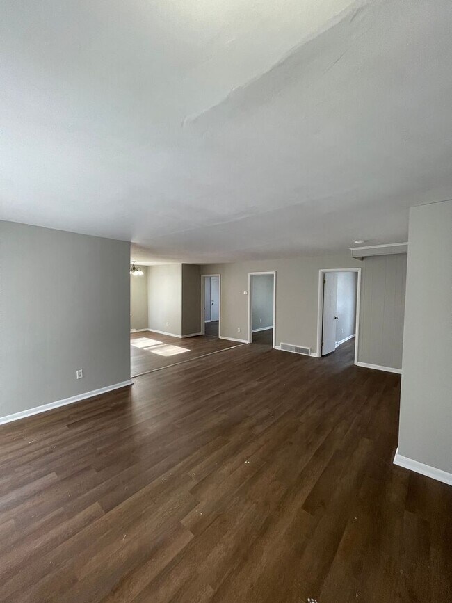 Foto del edificio - 8497 Douglas Ave