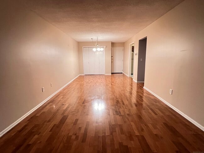 Building Photo - 495 Vincellette St
