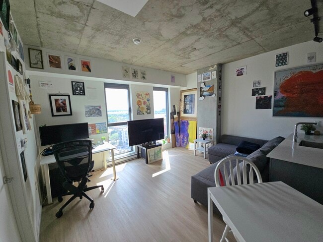 Building Photo - 621 Rue Notre Dame E