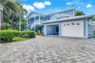 Building Photo - 376 3rd St S