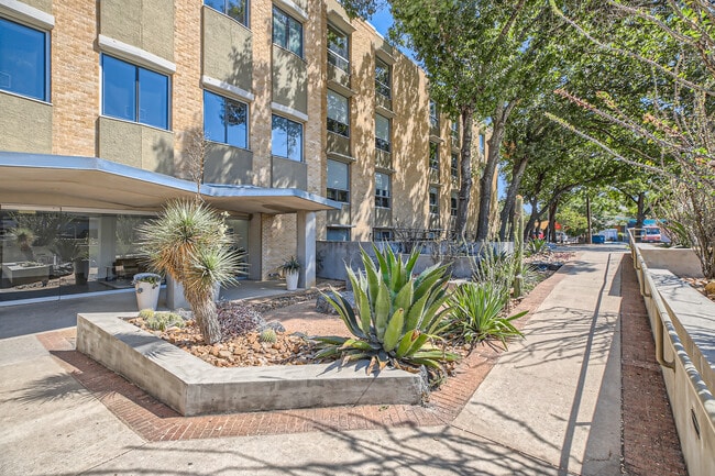 Building Photo - 1115 S Alamo St