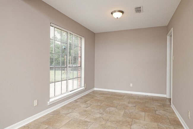 Building Photo - 832 Balfour Rd