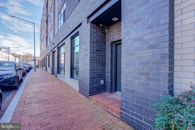 Building Photo - 911 2nd St NE