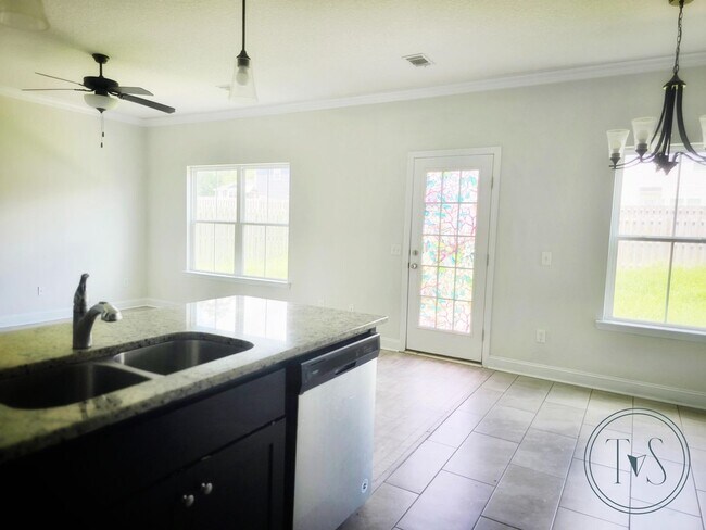 Building Photo - FALL MOVE-IN SPECIAL: $1000 OFF 1st MONTH'S RENT!**