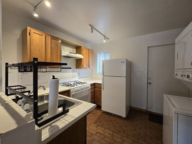 Building Photo - 808 Agua Fria St