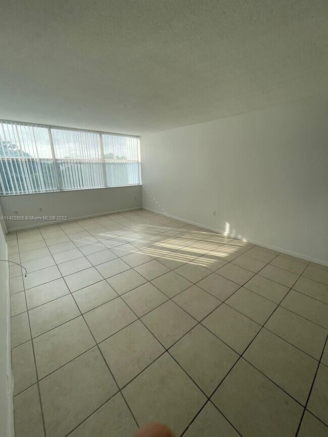 Building Photo - 1200 NE Miami Gardens Dr