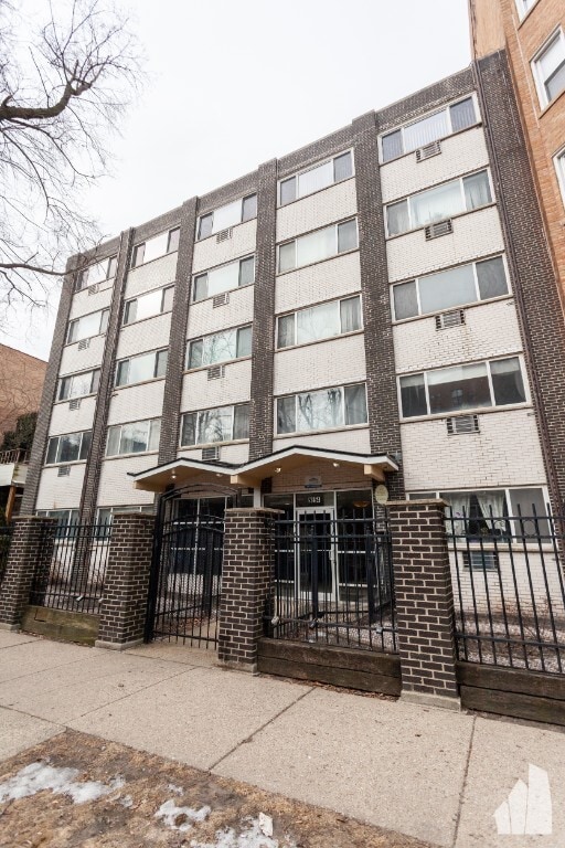 Building Photo - 5854 N Kenmore Ave