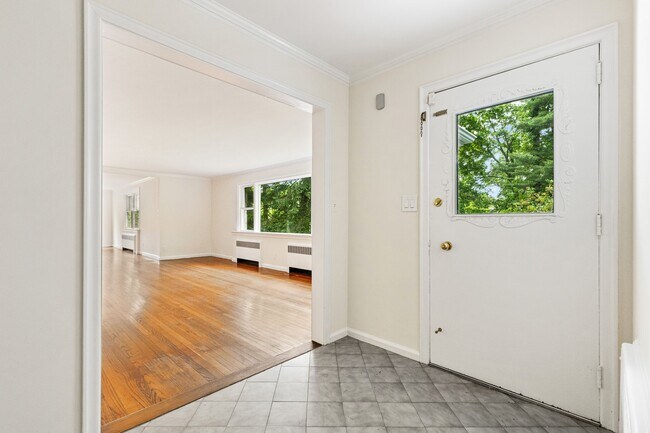 Foto del edificio - 18 Hemlock Dr