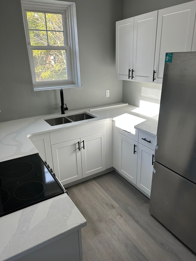 Kitchen - 181 Ridout St S