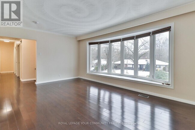 Building Photo - 20 Burnview Crescent